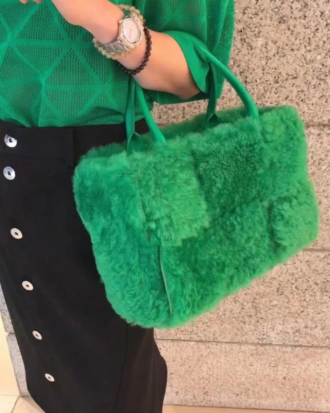 Parrot green 🦜BV arco tote’s fluffy style, it’s here, it’s here, it’s here with the fluff~ You’ll know how cute it is when you see the real thing! The soft and fluffy feel is really great. Rua, this year’s furry style, I stand on bv! ! Whether it is a jodie cloud bag or a tote, not all curly teddy fur can be used to make goods. The curl size of the fur directly affects the similarity of the entire bag. Material: full fur and lambskin ➕ lambskin lining is much more expensive than full leather! Again, if there is no ZP and no development, of course you have to be willing to spend money~36*24*12